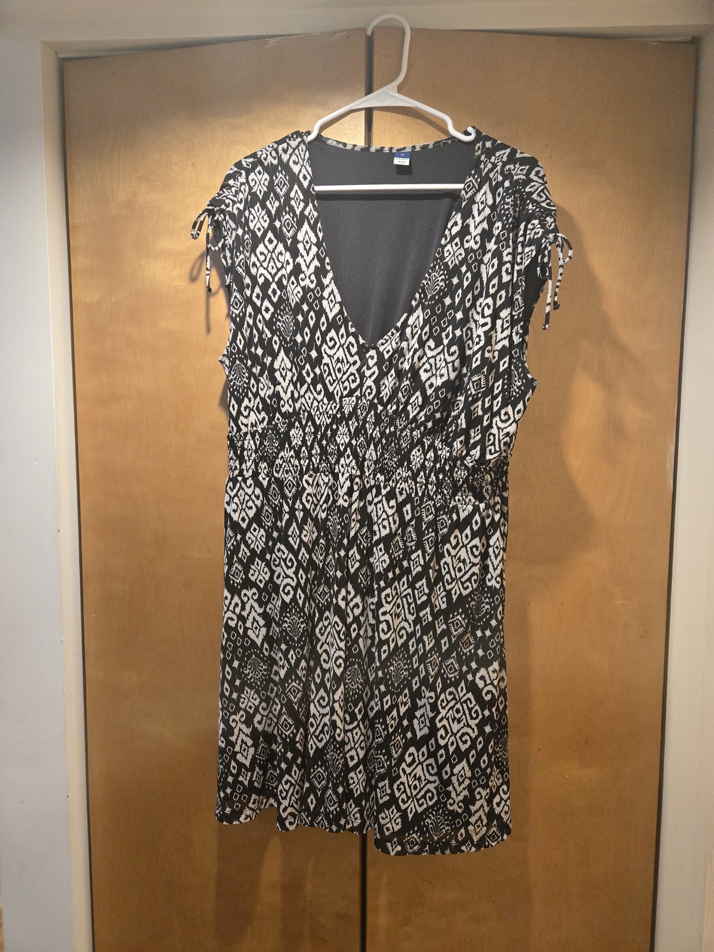 Old Navy Black & White Printed V-Neck Midi Dress
